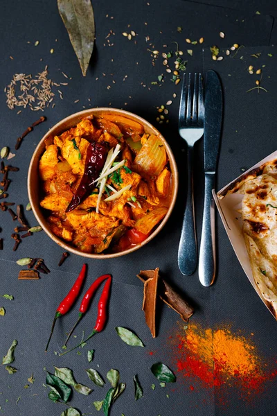 Индийская кухня и пряные специи, стильные фотографии для меню — стоковое фото