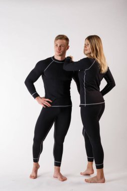 Beyaz arka planda termal iç çamaşırlı bir adam ve kız.