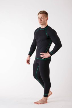 Beyaz arka planda termal iç çamaşırlı adam. Spor kıyafetleri..