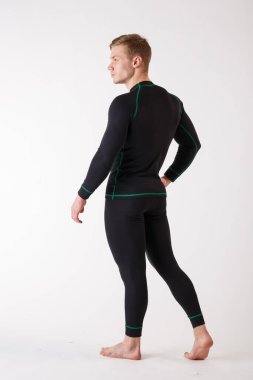 Beyaz arka planda termal iç çamaşırlı adam. Spor kıyafetleri..