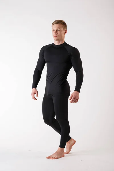De man in thermisch ondergoed op een witte achtergrond. Sportkleding. — Stockfoto