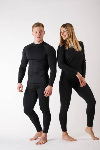 Guy en meisje in thermisch ondergoed op een witte achtergrond — Stockfoto
