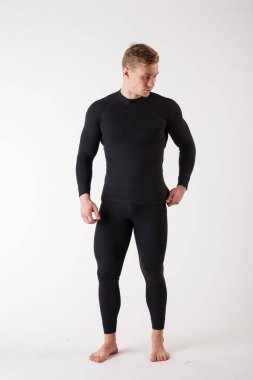 Beyaz arka planda termal iç çamaşırlı adam. Spor kıyafetleri..