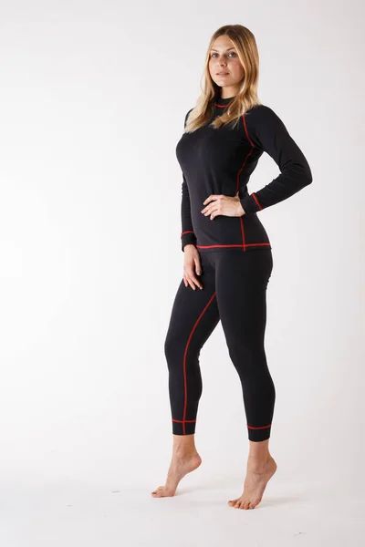 Meisje in thermisch ondergoed op een witte achtergrond. Sportkleding. — Stockfoto