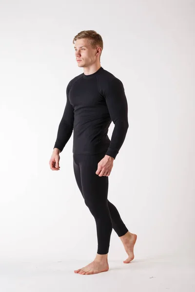 De man in thermisch ondergoed op een witte achtergrond. Sportkleding. — Stockfoto