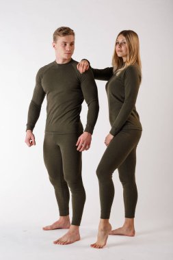 Beyaz arka planda termal iç çamaşırlı bir adam ve kız.