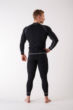 Beyaz arka planda termal iç çamaşırlı adam. Spor kıyafetleri..