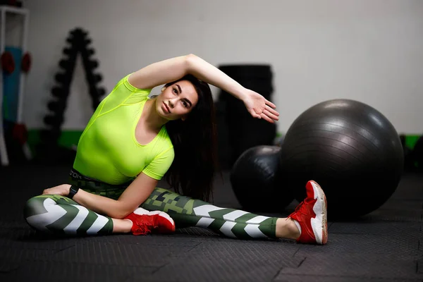 Mädchen in der Turnhalle. Sport treiben, auf Trainingsgeräten — Stockfoto