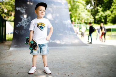 Paten parkında paten yapan bir çocuk. Gözlüklü bir çocuk paten kaymayı öğrenir..