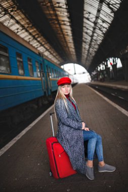 Kırmızı şapkalı ve kırmızı çantalı kadın, şehir geometrisi.