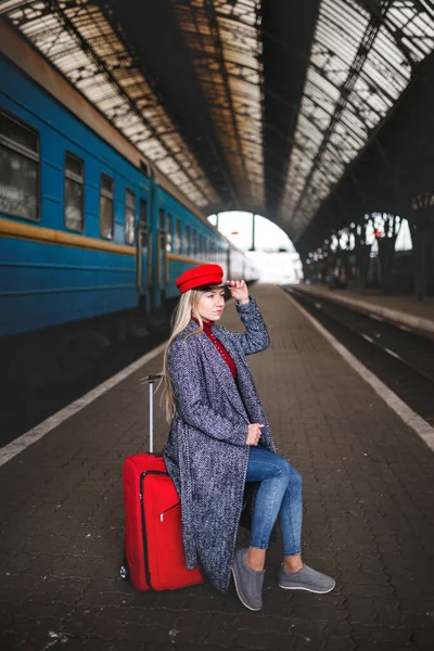 Kırmızı şapkalı ve kırmızı çantalı kadın, şehir geometrisi.