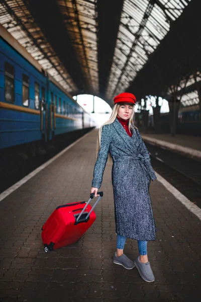 Lady in a red cap and with a red bag, urban geometry. — Stock Photo, Image