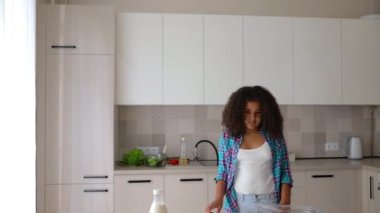 Afro-Amerikalı kız Vanessa ve annesi mutfakta salata hazırlıyorlar..