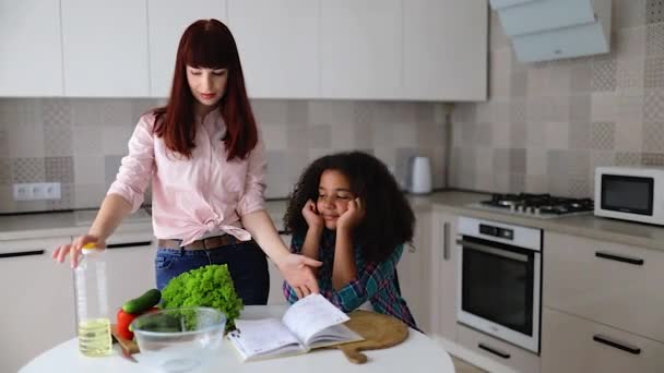 아프리카 계 미국인 소녀인 바네사와 그 의 어머니 가 주방에서 샐러드를 준비하는 모습. — 비디오