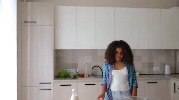 Chica afroamericana Vanessa y su madre en la cocina preparando una ensalada . — Vídeo de stock