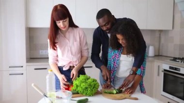 Afrikalı Amerikalı kız Vanessa annesi ve babası mutfakta salata hazırlıyorlar..