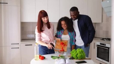 Afrikalı Amerikalı kız Vanessa annesi ve babası mutfakta salata hazırlıyorlar..