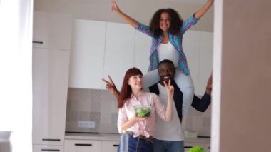 Afrikalı Amerikalı kız Vanessa annesi ve babası mutfakta salata hazırlıyorlar..