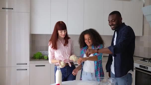 Афро-американка Ванесса, ее мама и папа на кухне, пекут пироги . — стоковое видео