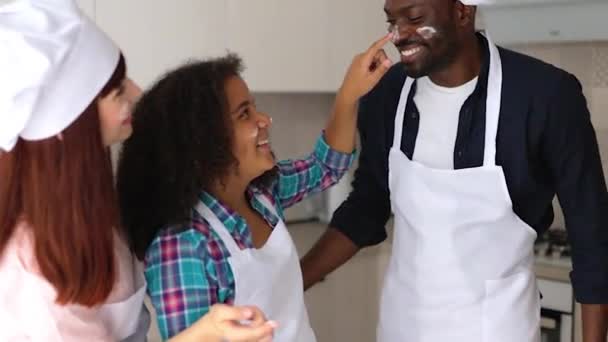 Afroamerykanka Vanessa, jej mama i tata w kuchni, pieczenie ciast. — Wideo stockowe