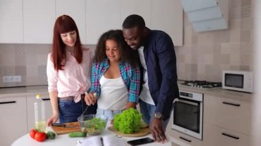Afrikalı Amerikalı kız Vanessa annesi ve babası mutfakta salata hazırlıyorlar..
