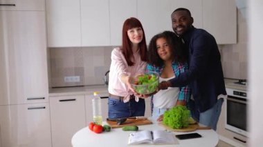 Afrikalı Amerikalı kız Vanessa annesi ve babası mutfakta salata hazırlıyorlar..