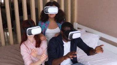 Afro-Amerikalı kız Vanessa, annesi ve babası VR gözlüklü. VR gözlüklü uluslararası aile.