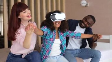 Afro-Amerikalı kız Vanessa, annesi ve babası VR gözlüklü. VR gözlüklü uluslararası aile.