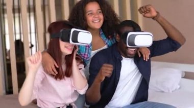 Afro-Amerikalı kız Vanessa, annesi ve babası VR gözlüklü. VR gözlüklü uluslararası aile.