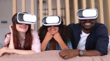 Afro-Amerikalı kız Vanessa, annesi ve babası VR gözlüklü. VR gözlüklü uluslararası aile.