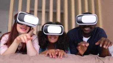 Afro-Amerikalı kız Vanessa, annesi ve babası VR gözlüklü. VR gözlüklü uluslararası aile.