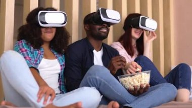 Afro-Amerikalı kız Vanessa, annesi ve babası VR gözlüklü. VR gözlüklü uluslararası aile.