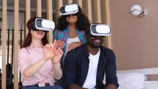 La ragazza afroamericana Vanessa, sua madre e suo padre con gli occhiali VR. Famiglia internazionale in occhiali VR. — Video Stock