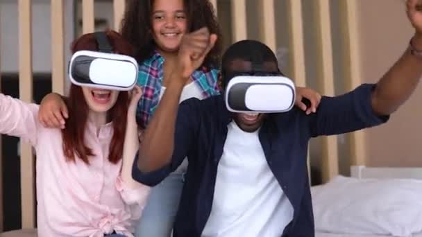 Menina afro-americana Vanessa, sua mãe e pai em óculos VR. Família internacional em óculos VR . — Vídeo de Stock