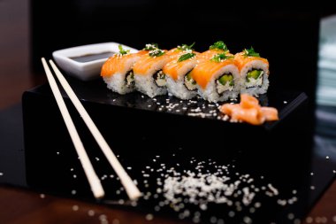 Somonlu suşi. Soya sosu, zencefil, kırmızı havyar. Kırmızı balıklı roller.