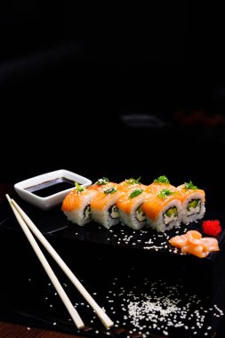 Somonlu suşi. Soya sosu, zencefil, kırmızı havyar. Kırmızı balıklı roller.