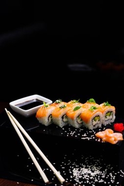 Somonlu suşi. Soya sosu, zencefil, kırmızı havyar. Kırmızı balıklı roller.