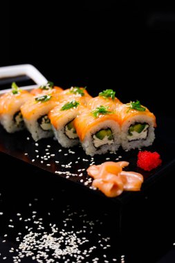 Somonlu suşi. Soya sosu, zencefil, kırmızı havyar. Kırmızı balıklı roller.