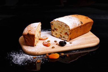 Ekmek şeklinde tatlı kek. Kuru üzümlü kek, kurutulmuş kayısı, erik..