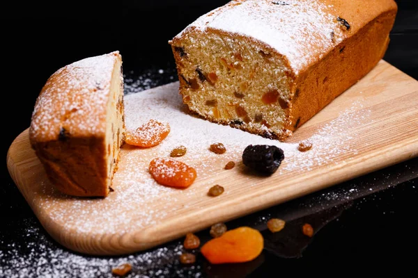 Édes süti kenyér alakban. Süti mazsolával, szárított sárgabarackkal, szilvával. — Stock Fotó