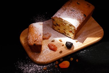 Ekmek şeklinde tatlı kek. Kuru üzümlü kek, kurutulmuş kayısı, erik..