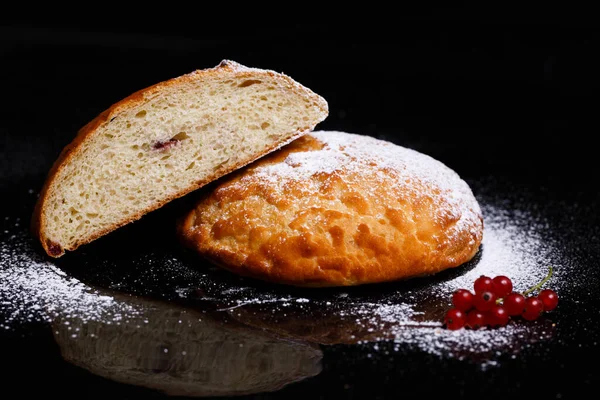 Солодкий кекс у формі круглого хліба з начинкою. Фотографія у розділі . — стокове фото
