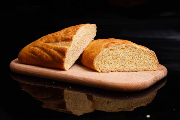 Domowej roboty chleb. Pieczenie w domu. Okrągły chleb na drewnianej desce. — Zdjęcie stockowe