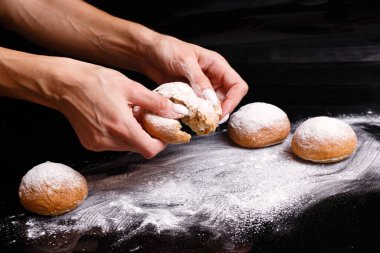 Ev yapımı hamur işleri. Beyaz çörekler elle ayrılır. Fırın fotoğrafı..