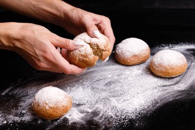 Ev yapımı hamur işleri. Beyaz çörekler elle ayrılır. Fırın fotoğrafı..
