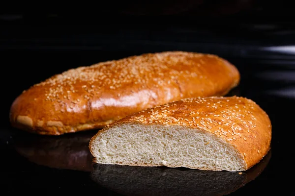 Pasteles caseros. Pan crujiente blanco cortado con un cuchillo. — Foto de Stock