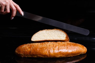 Ev yapımı hamur işleri. Bıçakla kesilmiş çıtır beyaz ekmek..