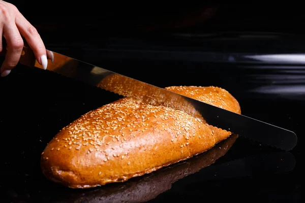 Σπιτικά γλυκά. Τραγανό άσπρο ψωμί κομμένο με μαχαίρι. — Φωτογραφία Αρχείου