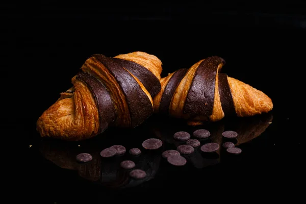 Croissants mit Schokolade. Hausgemachtes Gebäck, Croissants mit Schokolade verziert. — Stockfoto