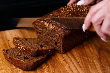 Siyah arka planda ev yapımı siyah ekmek. Fotoğraf: Bölüm.